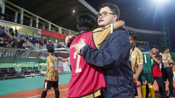 Mas Dhito menyaksikan pertandingan sepak bola Kabupaten Kediri secara langsung