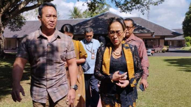 La ex comandante del TNI Andika Perkasa con Sukmawati Soekarnoputri durante una visita al Palacio Presidencial en Tampaksiring, Gianyar, Bali, el martes 12 de septiembre de 2023.