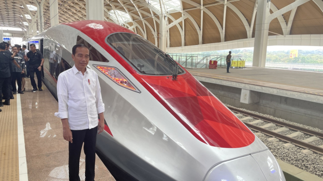 Presiden Joko Widodo atau Jokowi dan unit kereta cepat Jakarta Bandung.
