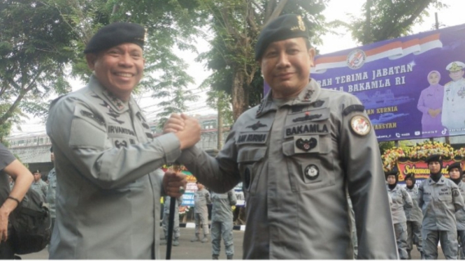 VIVA Militer: Laksdya TNI Irvansyah (Kanan) resmi jabat Kepala Bakamla RI