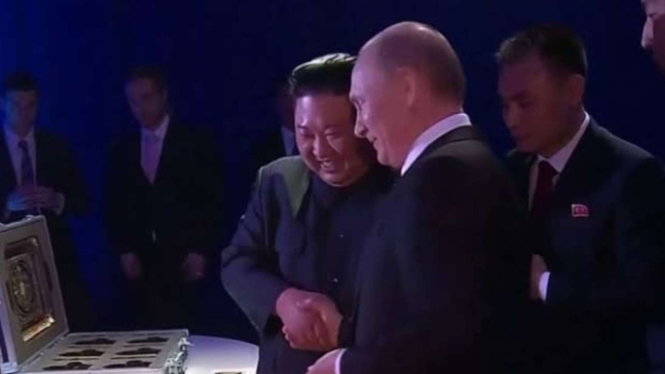 Kebersamaan Vladimir Putin dan Kim Jong Un