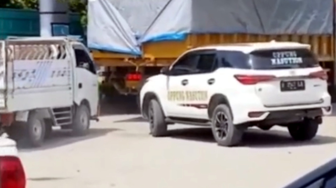 VIVA Otomotif: Toyota Fortuner pelat Bekasi serobot antrean SPBU di Riau