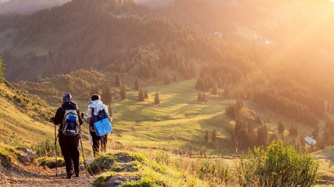 Ilustrasi trekking, pendaki gunung, hiking