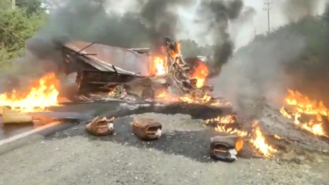 Mobil bawa minyak terbakar di tengah jalan Kabupaten Bungo, Jambi