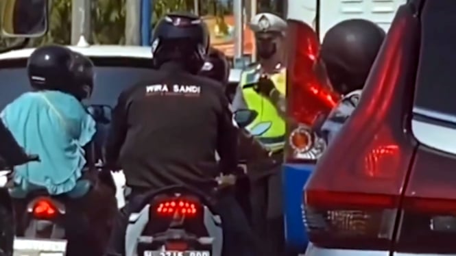 VIVA Otomotif: Polisi bingung cari pembonceng motor yang kabur