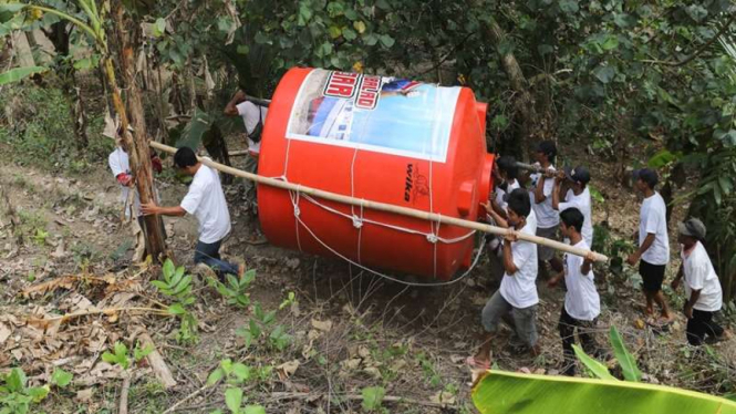 Relawan Ganjar memberikan bantuan air bersih ke warga di Pangandaran
