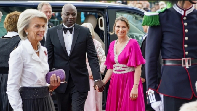 Putri Norwegia Bersama Pasangannya