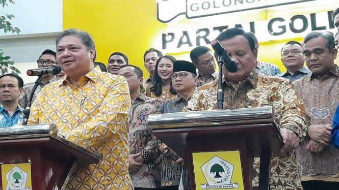 Ketua Umum Golkar Airlangga Hartarto dengan bacapres Prabowo Subianto