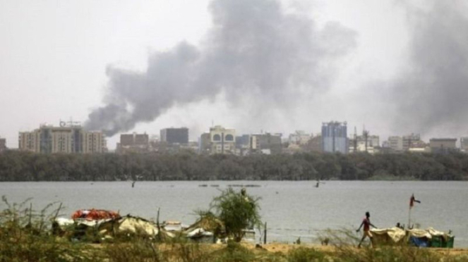 El humo para llegar al aire desde la casa está en llamas debido a la entre el Acto de Sudán, Actirto, TruCude Sthporta. 