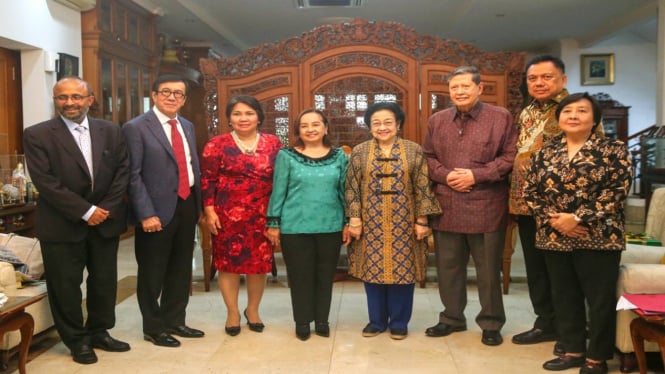 Megawati Soekarnoputri menerima kunjungan mantan Presiden Filipina Gloria Macapagal Arroyo