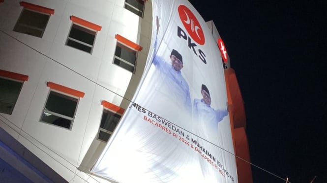 PKS pasang banner dukungan Anies-Cak Imin di gedung DPP PKS.