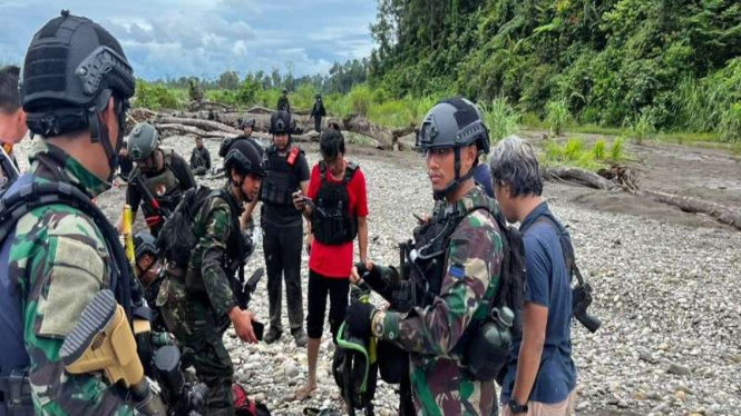 Aparat gabungan evakuasi jasad diduga KKB di Yahukimo, Papua Pegunungan.