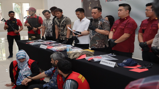 Polisi merilis kasus komplotan pencuri Pakistan di Markas Polrestabes Surabaya