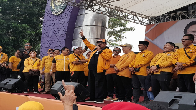 Ketum Partai Hanura, Oesman Sapta Odang membuka jalan sehat di Purworejo