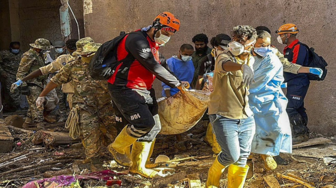 Tim kemanusiaan mengevakuasi jenazah korban banjir besar di Libya