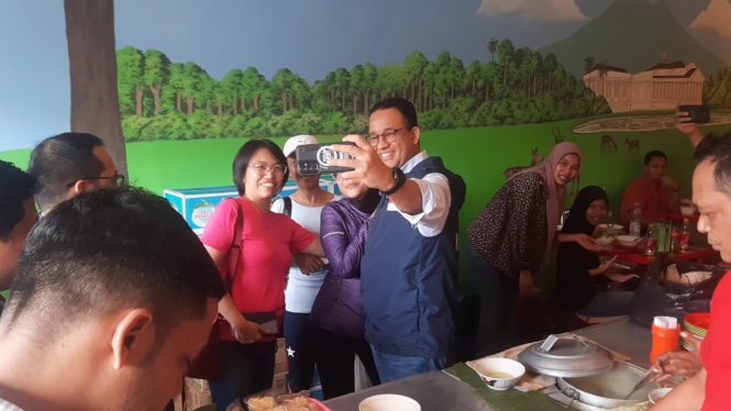 Bakal capres Anies Baswedan kulineran di Suryakencana, Bogor