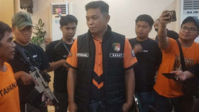 Kasatreskrim Polrestabes Makassar, AKBP Ridwan JM Hutagaol interogasi pelaku