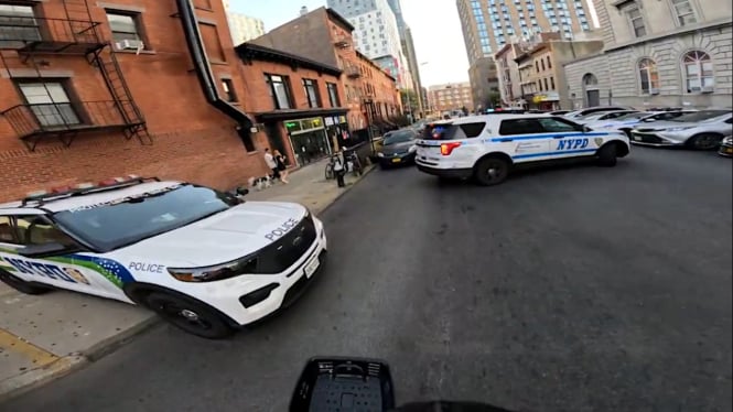 VIVA Otomotif: Mobil polisi parkir sembarangan