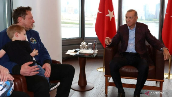 Presiden Turki Tayyip Erdogan (kanan) bertemu degan Pimpinan Tesla Elon Musk, di New York, A.S.,  Minggu (17/9/2023).