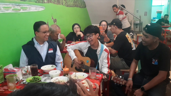 Anies Baswedan menikmati nyanyian pengamen di Bogor