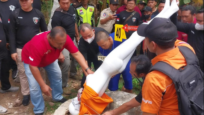 Rekonstruksi pembunuhan wanita di Cilacap hingga Dibuang ke septic tank