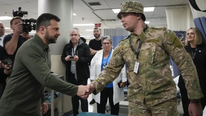 Presiden Ukraina Volodymyr Zelensky menemui para tentara Ukraina yang dirawat di sebuah rumah sakit di New York City pada Senin (18/9).