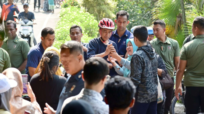 Jokowi sepedaan di Kebun Raya, Bogor