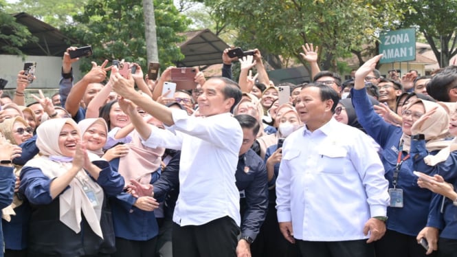 Presiden Jokowi dan Menteri Pertahanan Prabowo Subianto di PT Pindad Bandung