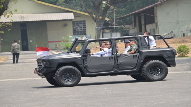 Menteri Pertahanan Prabowo Subianto sopiri Presiden Jokowi