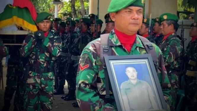 VIVA Militer: Prosesi pemakaman miiter  Kopda Arif Susanto.
