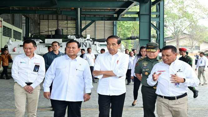 Presiden Jokowi bersama Menhan Prabowo Subianto saat meninjau Pindad