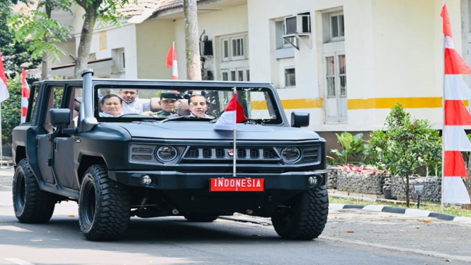 Menhan Prabowo Subianto menyopiri Presiden Jokowi saat meninjau Pindad