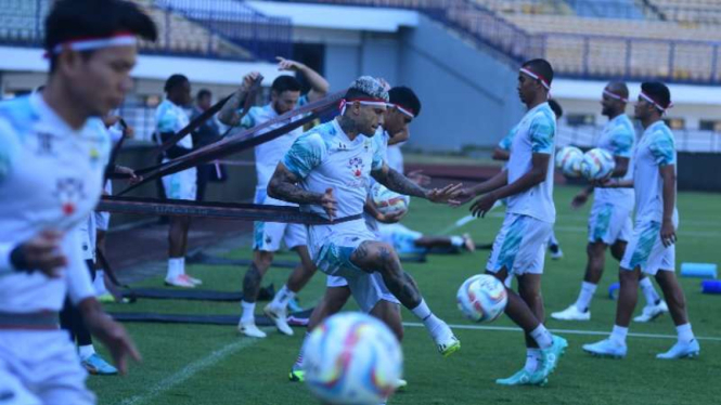 Persib Bandung menjalani sesi latihan di Stadion Gelora Bandung Lautan Api