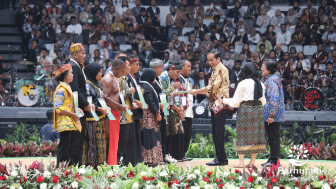 Presiden Jokowi menyerahkan legalitas kerja sama kemitraan Perhutani.