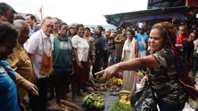 Menteri Perdagangan Zulkifli Hasan di Pasar Timika Papua