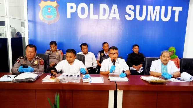 Direktur Reskrimum Polda Sumut, Kombes Pol Sumaryono (tengah) saat memberikan keterangan pers kematian Mahira Dinabila di Mako Polda Sumut.