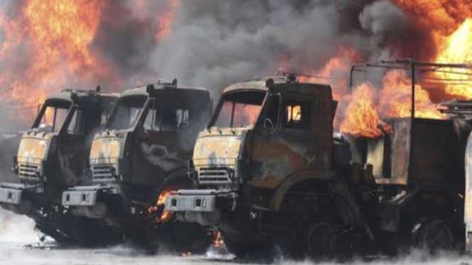 VIVA Militer: Truk militer Rusia meledak dan terbakar
