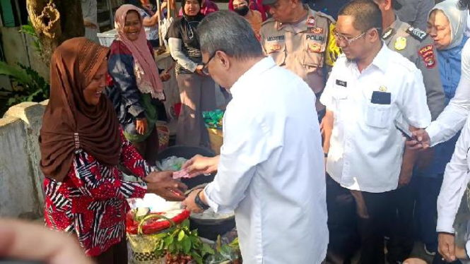 Zulkifli Hasan bagi-bagi uang ke pedagang di Pasar Natar Lampung