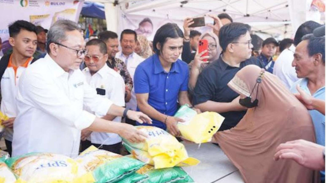 Zulhas Ditemani Charly Bagi-bagi 500 Karung Beras Gratis ke Warga Lampung