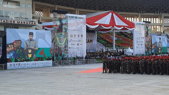Presiden Jokowi saat apel akbar Pasukan Kokam Pemuda Muhammadiyah di Surakarta