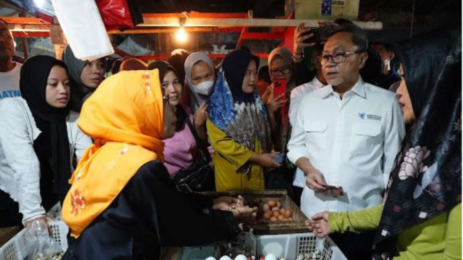 Kunjungi Pasar Natar Lampung, Zulhas Dapati Harga Telur Dan Bawang Sangat Murah