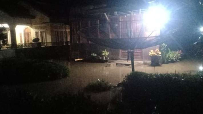 Banjir menggenangi rumah warga di Silawai-Air Bangis, Kecamatan Sungai Beremas, Kabupaten Pasaman Barat, Sumatra Barat, akibat tingginya curah hujan di daerah itu, Rabu malam, 20 September 2023.