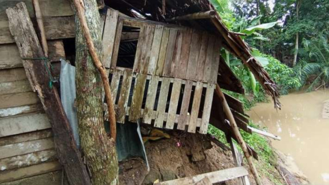 Kondisi rumah penduduk yang terancam ambruk akibat terkikis air banjir di Kabupaten Bireuen, Aceh, Rabu, 20 September 2023.