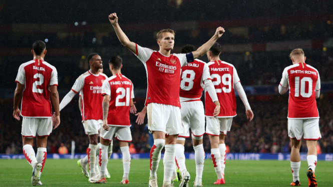 Pemain Arsenal Merayakan Gol ke Gawang PSV