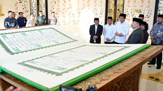 Presiden Jokowi Terima Musfhaf Alquran di Masjid Mohammed bin Zayed, Surakarta