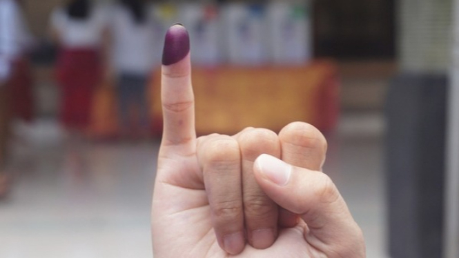 Ilustrasi pemilihan umum, tinta pada jari setelah selesai pencoblosan. Foto: Shutterstock