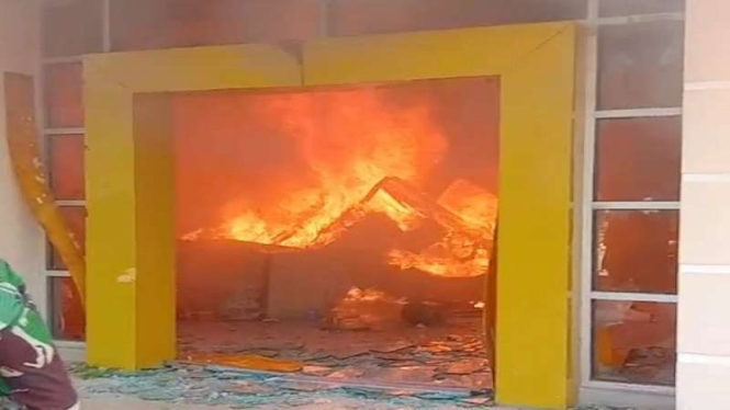 Kantor Bupati Pohuwato, Gorontalo, dibakar warga