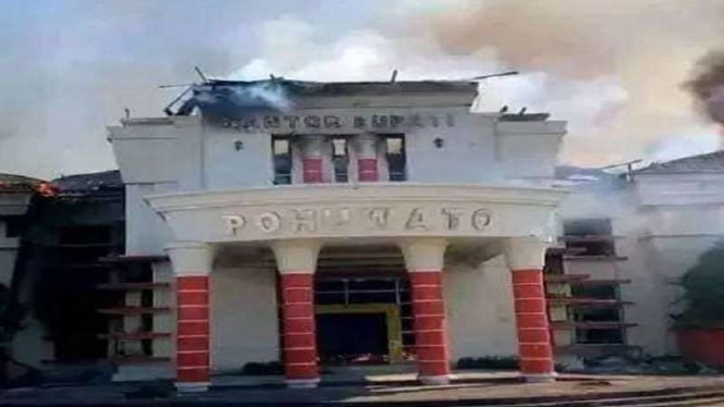 Kantor Bupati Pohuwato, Gorontalo, dibakar massa pengunjuk rasa