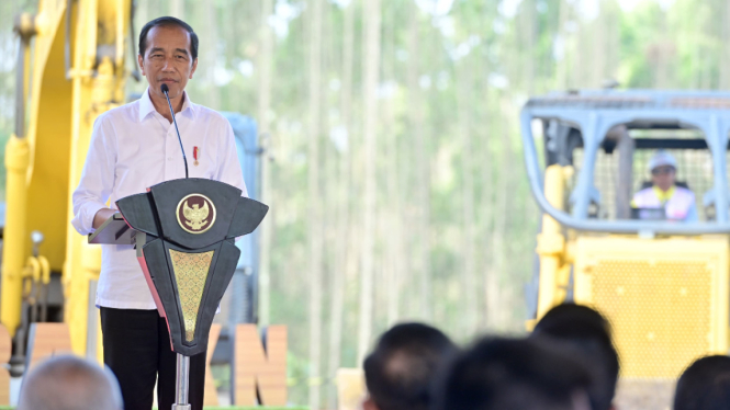 Presiden Jokowi melakukan peletakan batu pertama Hotel Nusantara IKN.