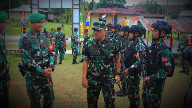 VIVA Militer: Pangdam Kasuari dan Letkol inf Dimas Yamma Putra.